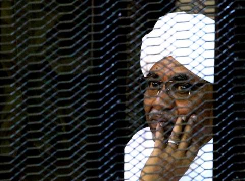 Sudanese former president Omar Hassan al-Bashir sits inside a cage as he faces corruption charges in a court in Khartoum, Sudan, September 28, 2019. PHOTO BY REUTERS/Mohamed Nureldin Abdallah