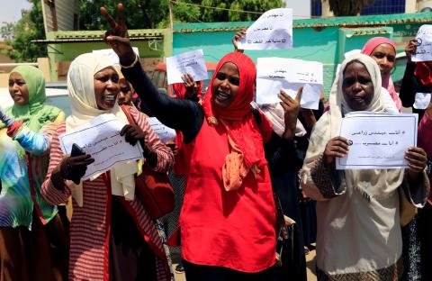 Members of Sudan's alliance of opposition and protest groups chant slogans outside Sudan's Central Bank during the second day of a strike, as tensions mounted with the country's military rulers over the transition to democracy, in Khartoum, Sudan, May 29, 2019. PHOTO BY REUTERS/Mohamed Nureldin Abdallah