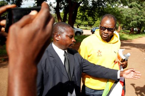 Zimbabwean activist pastor Evan Mawarire is escorted by detectives as he arrives at the Harare Magistrates courts in Harare, Zimbabwe, January 17, 2019. PHOTO BY REUTERS/Philimon Bulawayo