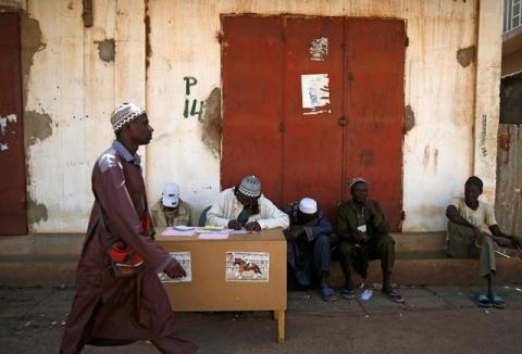 People are seen as they sit along a street in Banjul, Gambia, April 7, 2017. PHOTO BY REUTERS/Luc Gnago