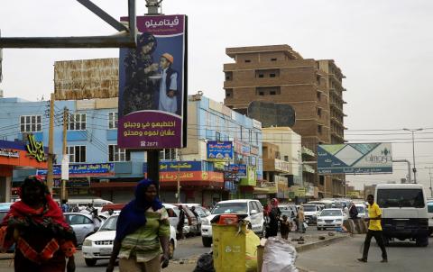 A general view shows Sudanese people and traffic along a street in Khartoum, Sudan, June 11, 2019. PHOTO BY REUTERS/Mohamed Nureldin Abdallah