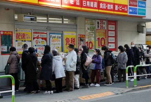 People wearing masks queue to buy masks at a drugstore in Tokyo, Japan, February 28, 2020. PHOTO BY REUTERS/Issei Kato