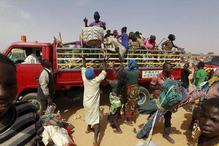 People unload their belongings during an evacuation of Nigerian returnees from Niger, at a camp for displaced people in Geidam, Yobe state, Nigeria, May 6, 2015. PHOTO BY REUTERS/Afolabi Sotunde