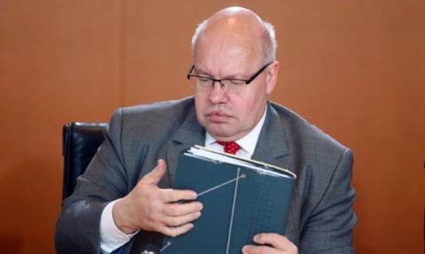 Head of the Chancellery Peter Altmaier attends the weekly cabinet meeting at the Chancellery in Berlin, Germany, April 12, 2017. PHOTO BY REUTERS/Hannibal Hanschke