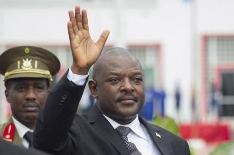 Burundi's President Pierre Nkurunziza bids farewell to his South African counterpart Jacob Zuma (not in the picture) as he departs at the airport after an Africa Union-sponsored dialogue in an attempt to end months of violence in the capital Bujumbura, February 27, 2016. PHOTO BY REUTERS/Evrard Ngendakumana