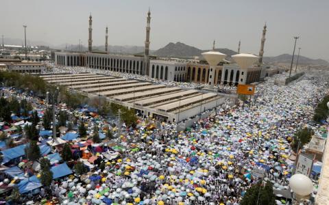 Muslim pilgrims pray outside Namira Mosque on the plains of Arafat during the annual haj pilgrimage, outside the holy city of Mecca, Saudi Arabia, August 31, 2017. PHOTO BY REUTERS/Suhaib Salem