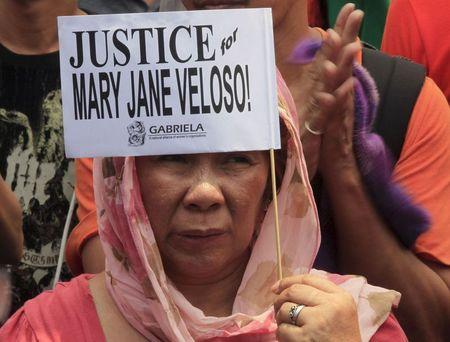 A protester holds a placard calling for justice for Filipina drug convict Mary Jane Veloso during a protest outside the presidential palace in Manila April 29, 2015. REUTERS/Romeo Ranoco