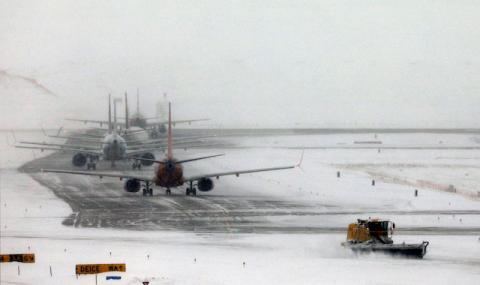 A snowplow clears a runway near a line of jets waiting to takeoff after a pre-Thanksgiving holiday snowstorm caused more than 460 flight cancellations at Denver International Airport, Colorado, U.S., November 26, 2019. PHOTO BY REUTERS/Bob Strong