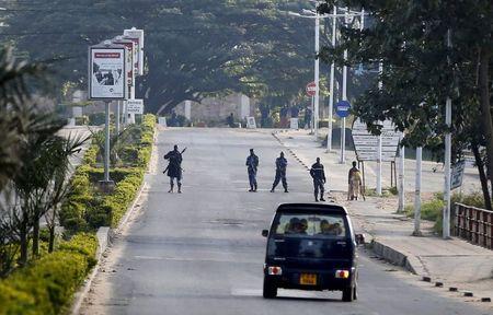 Police officers stand at a check point in Bujumbura, Burundi May 14, 2015. REUTERS/Goran Tomasevic