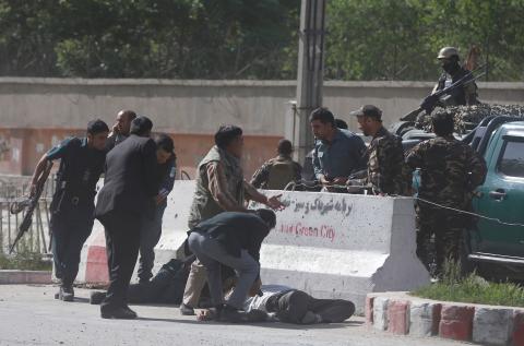 Policemen help Afghan journalists, victims of a second blast, in Kabul, Afghanistan, April 30, 2018. PHOTO BY REUTERS/Omar Sobhani