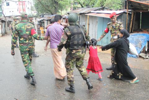 Bangladesh Army personnel escort a family after rescuing them from a militant hideout during an operation in Sylhet, Bangladesh, March 25, 2017. PHOTO BY REUTERS/Stringer