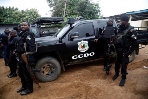 Police officers carry their weapons as they stand on the premises of the National Police Academy in the Cocody neighborhood in Abidjan, Ivory Coast, July 20, 2017. PHOTO BY REUTERS/Luc Gnago