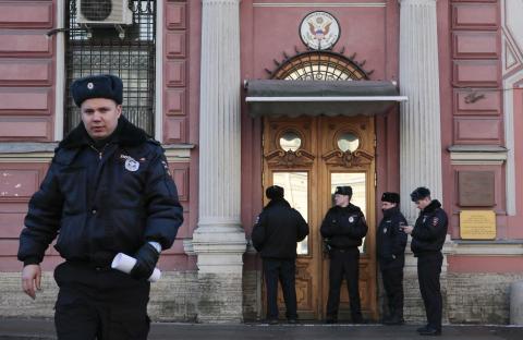 Policemen stand guard outside the building of the consulate-general of the U.S. in St. Petersburg, Russia, March 29, 2018. PHOTO BY REUTERS/Anton Vaganov