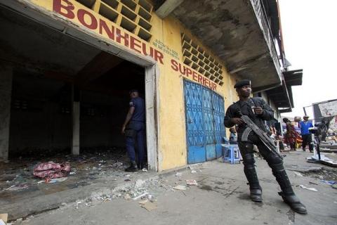 A police officer stands guard in front of a store in Kinshasa, Democratic Republic of Congo, January 23, 2015. PHOTO BY REUTERS/Rey Byhre