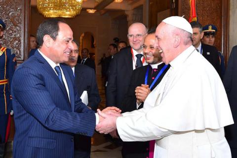 Egyptian President Abdel Fattah al-Sisi greets Pope Francis upon his arrival to Cairo, Egypt April 28, 2017 in this handout picture courtesy of the Egyptian Presidency. PHOTO BY REUTERS/The Egyptian Presidency