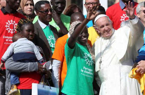 Pope Francis poses with a group of migrants during the Wednesday general audience in Saint Peter's Square at the Vatican, September 27, 2017. PHOTO BY REUTERS/Alessandro Bianchi