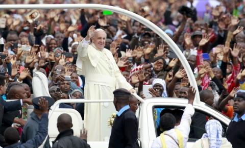 Pope Francis waves to the faithful as he arrives for a Papal mass in Kenya's capital Nairobi, November 26, 2015. PHOTO BY REUTERS/Thomas Mukoya