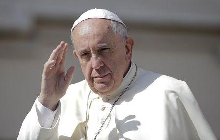 Pope Francis waves as he arrives to lead his Wednesday general audience in Saint Peter's square at the Vatican, June 17, 2015. PHOTO BY REUTERS/Max Rossi