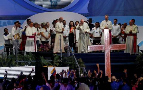 Pope Francis bids the crowd goodbye as he leaves after leading the Via Crucis during World Youth Day at the Coastal Beltway in Panama City, Panama, January 25, 2019. PHOTO BY REUTERS/Carlos Jasso