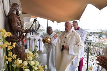 Pope Francis celebrates a mass at the monument to Mary, Queen of Peace in Port Louis, Mauritius, September 9, 2019. PHOTO BY REUTERS/Vatican Media