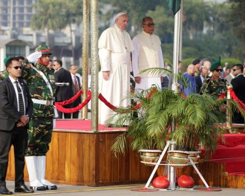 Pope Francis attends a welcome ceremony with Bangladesh's President Abdul Hamid after arriving at the airport in Dhaka, Bangladesh, November 30, 2017. PHOTO BY REUTERS/Max Rossi