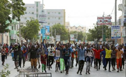 Protesters chant slogans while demonstrating against last weekend's explosion in KM4 street in the Hodan district in Mogadishu, Somalia, October 18, 2017. PHOTO BY REUTERS/Feisal Omar