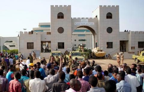 Sudanese demonstrators gather to protest against the army's announcement that President Omar al-Bashir would be replaced by a military-led transitional council, outside the Defence Ministry in Khartoum, Sudan, April 12, 2019. PHOTO BY REUTERS/Stringer