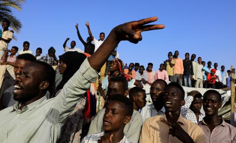 Sudanese protesters attend a demonstration in front of the defense ministry compound in Khartoum, Sudan, May 5, 2019. PHOTO BY REUTERS/Umit Bektas