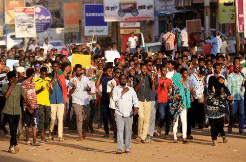 Sudanese protesters chant slogans during a rally calling for the former ruling party to be dissolved and for ex-officials to be put on trial in Khartoum, Sudan, October 21, 2019. PHOTOT BY REUTERS/Mohamed Nureldin Abdallah