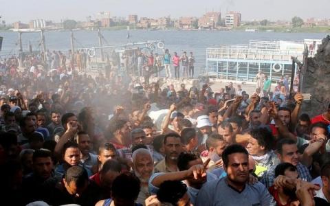 Egyptians shout slogans against the government during the funeral of Syed Tafshan, who died in clashes with residents of the Nile island of al-Warraq island, when security forces attempted to demolish illegal buildings, in the south of Cairo, Egypt, July 16, 2017. PHOTO BY REUTERS/Amr Abdallah Dalsh