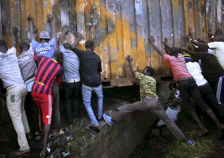 Protesters push a metal container to set up a barricade in Bujumbura, Burundi, May 9, 2015. PHOTO BY REUTERS/Goran Tomasevic