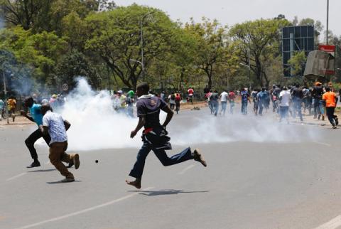 Supporters of the opposition National Super Alliance (NASA) coalition run after riot policemen dispersed protesters during a demonstration calling for removal of Independent Electoral and Boundaries Commission (IEBC) officials in Nairobi, Kenya, September 26, 2017. PHOTO BY REUTERS/Thomas Mukoya