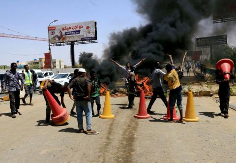 Sudanese protesters burn tyres and barricade the road leading to al-Mek Nimir Bridge crossing over Blue Nile; that links Khartoum North and Khartoum, in Sudan, May 13, 2019. PHOTO BY REUTERS/Mohamed Nureldin Abdallah