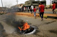 Sudanese protesters walk past burning tyres used to erect a barricade on a street, demanding that the country's Transitional Military Council handover power to civilians, in Khartoum, Sudan, June 4, 2019. PHOTO BY REUTERS/Stringer