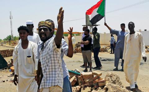 Sudanese protesters set up a barricade on a street, demanding that the country's Transitional Military Council hand over power to civilians, in Khartoum, Sudan, June 5, 2019. PHOTO BY REUTERS/Stringer