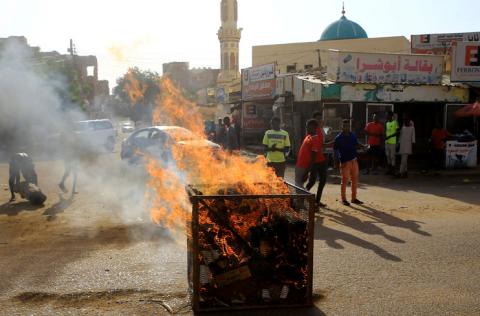 Protesters erect a fire barricade during a demonstration against a report of the Attorney-General on the dissolution of the sit-in protest in Khartoum, Sudan, July 27, 2019. PHOTO BY REUTERS/Mohamed Nureldin Abdallah