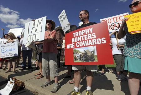 Protesters rally outside the River Bluff Dental clinic against the killing a famous lion in Zimbabwe, in Bloomington, Minnesota, July 29, 2015. PHOTO BY REUTERS/Eric Miller