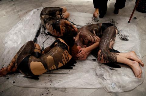 Extinction Rebellion members lie on the ground, covered in fake crude oil, to protest an exhibition sponsored by BP at The National Portrait Gallery in London, Britain, October 20, 2019. PHOTO BY REUTERS/Henry Nicholls