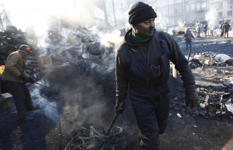 Anti-government protesters work on barricades at the site of clashes with riot police in Kiev