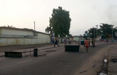 Anti-government protesters set up barricades on a road in Brazzaville, Republic of Congo, April 4, 2016. PHOTO BY REUTERS/Roch Bouka