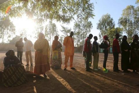 People queue to vote during the presidential and legislative election at a polling station in Ouagadougou, Burkina Faso, November 29, 2015. PHOTO BY REUTERS/Joe Penney