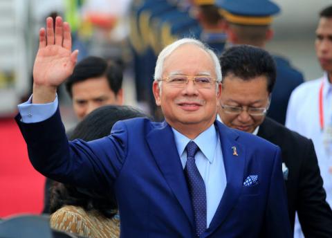 Malaysian Prime Minister Razak Najib waves to photographers upon arrival at the Manila International Airport in Pasay city, metro Manila, Philippines, April 27, 2017. PHOTO BY REUTERS/Romeo Ranoco