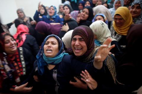 Relatives of Palestinian Hamdan Abu Amshah, who was killed along Israel border with Gaza, mourn during his funeral in Beit Hanoun town, in the northern Gaza Strip, March 31, 2018. PHOTO BY REUTERS/Suhaib Salem