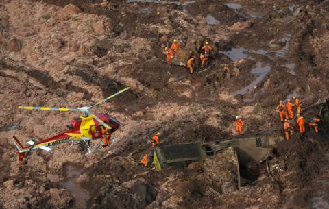 Rescue crew work in a tailings dam owned by Brazilian miner Vale SA that burst, in Brumadinho, Brazil, January 25, 2019. PHOTO BY REUTERS/Washington Alves