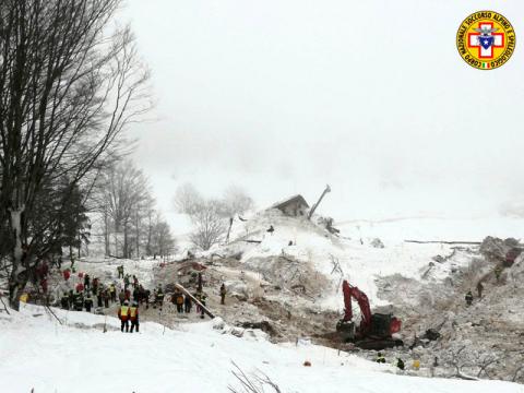 Rescue workers work with excavator at the site of the avalanche-buried Hotel Rigopiano in Farindola, central Italy, hit by an avalanche, in this undated picture released on January 24, 2017 provided by Alpine and Speleological Rescue Team. PHOTO BY REUTERS/Soccorso Alpino Speleologico Lazio