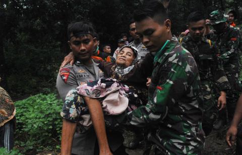 Rescue workers carry an elderly woman following landslides in Gowa, South Sulawesi, Indonesia, January 25, 2019 in this photo taken by Antara Foto. PHOTO BY REUTERS/Abriawan Abhe