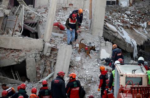 Rescue workers search the site of a collapsed building, after an earthquake in Elazig, Turkey, January 26, 2020. PHOTO BY REUTERS/Umit Bektas