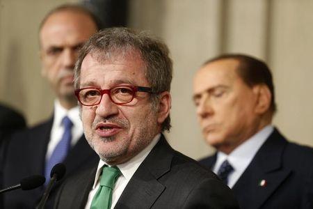 Roberto Maroni (C) talks during a news conference, in front of former Italian Prime Minister Silvio Berlusconi (R), following a meeting with Giorgio Napolitano at Quirinale Palace in Rome, March 29, 2013. PHOTO BY REUTERS/Stefano Rellandini