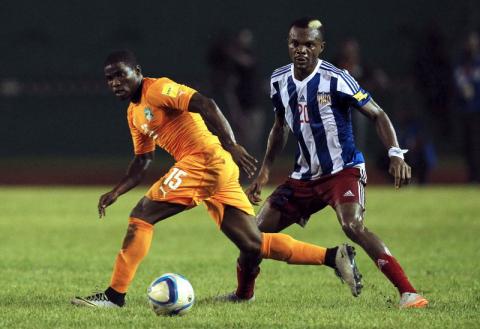 Ivory Coast's Roger Assale (L) fights for the ball with Liberia's Adolhus Marshall during their 2018 World Cup qualifying soccer match at Felix Houphouet Boigny Stadium in Abidjan, Ivory Coast, November 17, 2015. Ivory Coast won 3-0 . PHOTO BY REUTERS/Luc Gnago