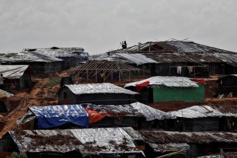 A Rohingya refugee builds a shelter in a camp in Cox's Bazar, Bangladesh, September 21, 2017. PHOTO BY REUTERS/Cathal McNaughton